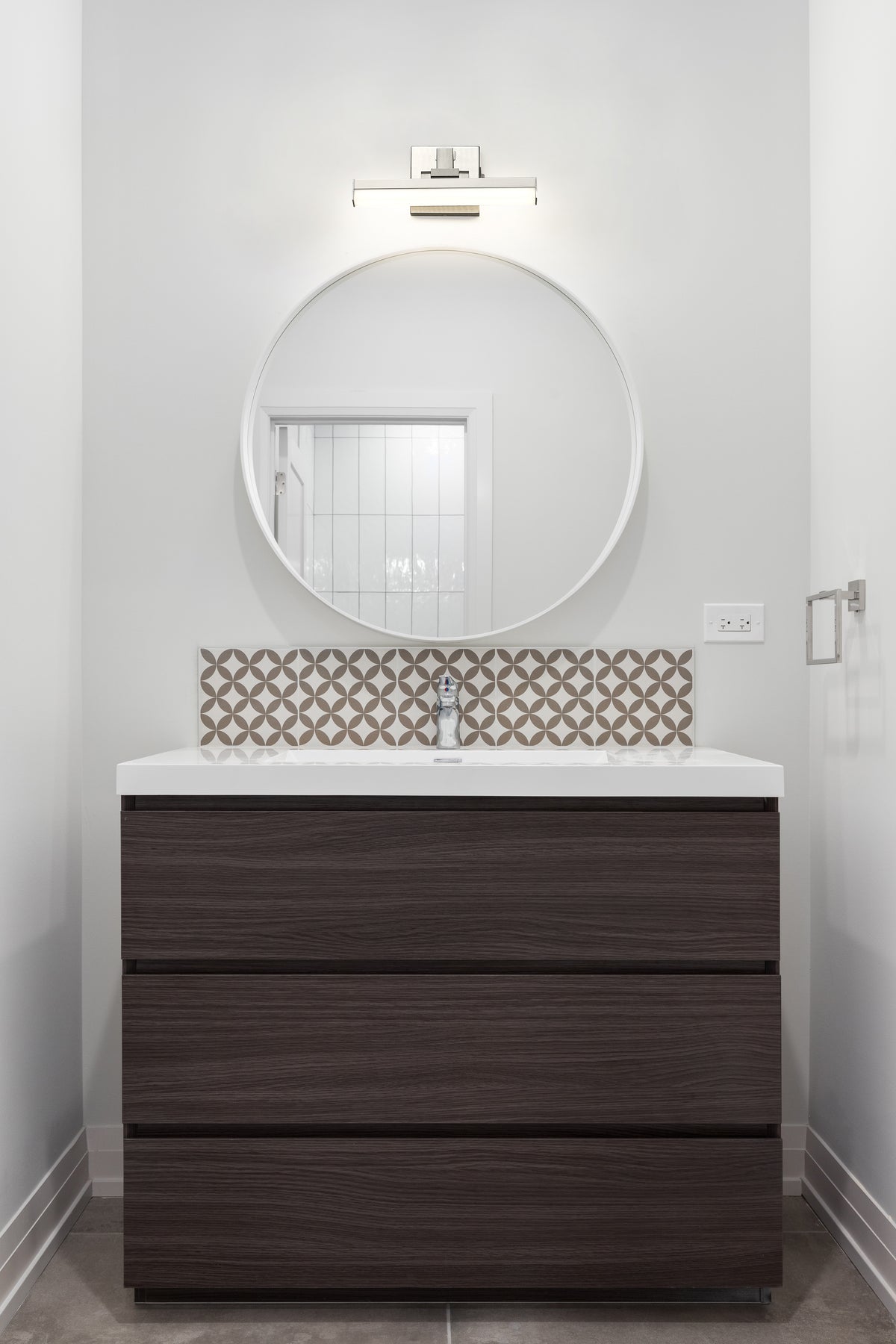 Barre d'éclairage de salle de bain Liam Nickel brossé, 13" – vue 3