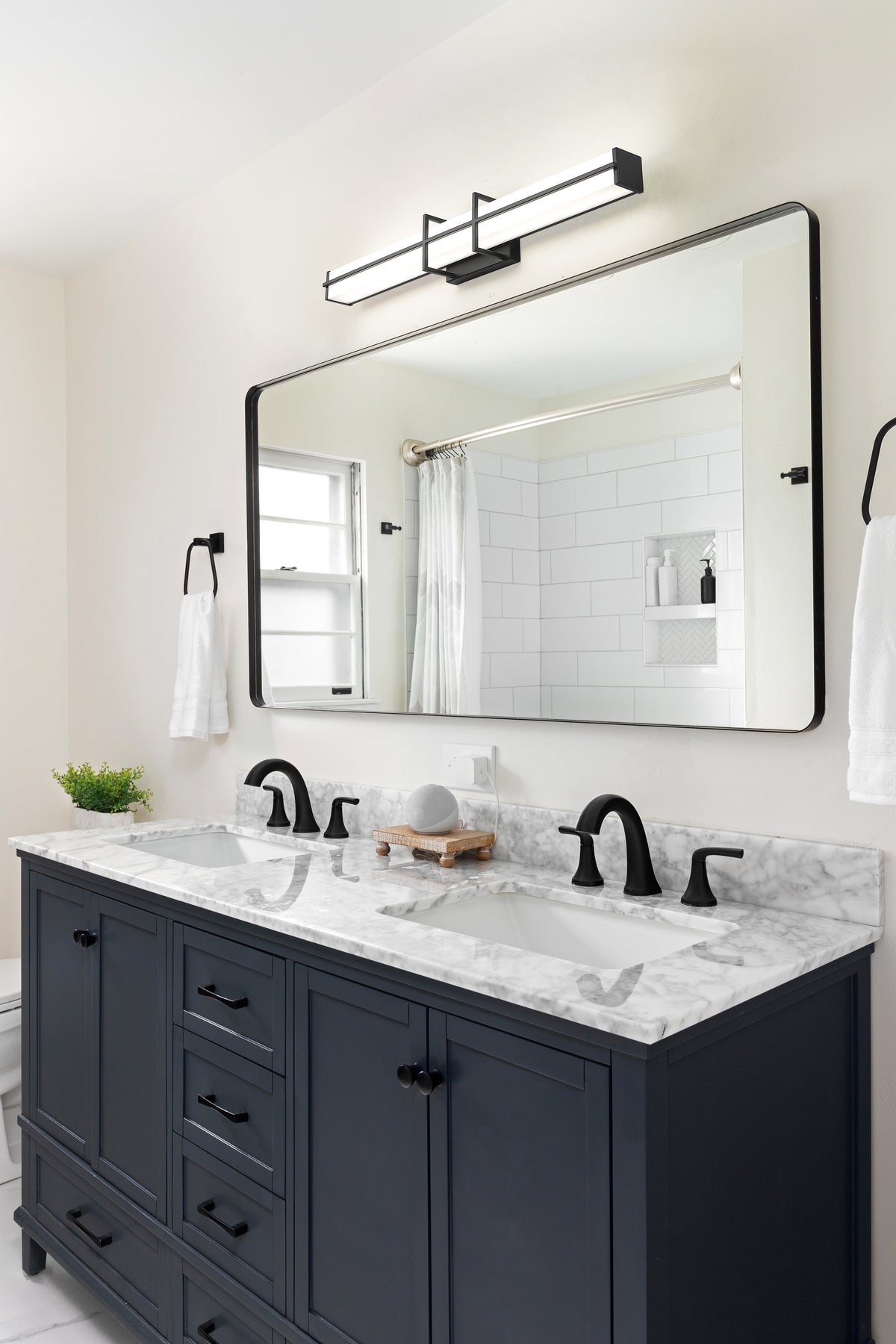 Barre d'éclairage de salle de bain Harrison Noir mat, 32" – vue 3