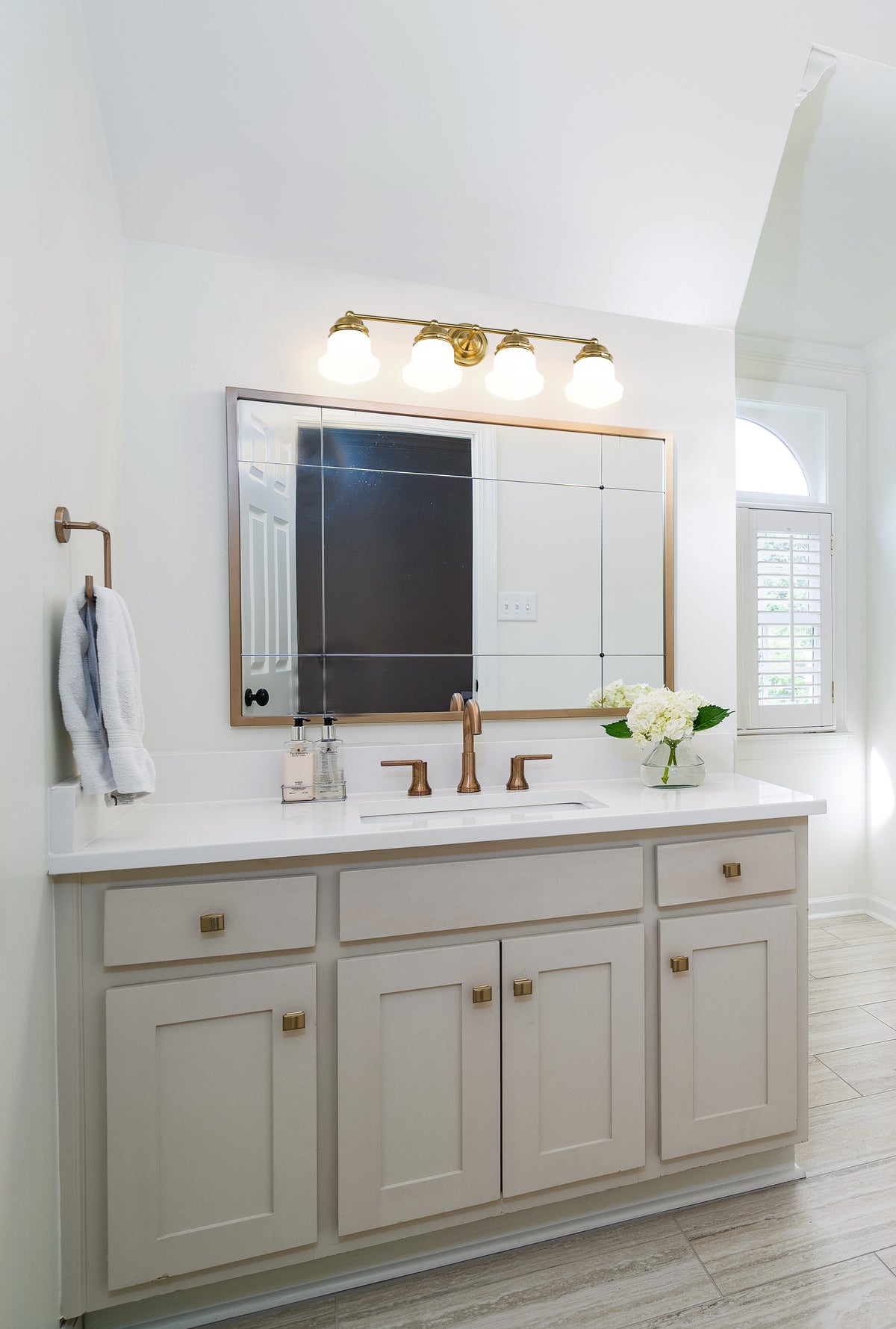 Luminaire de vanité Vaughn Or luxe, Opale mate, 31 1/2" – vue 3