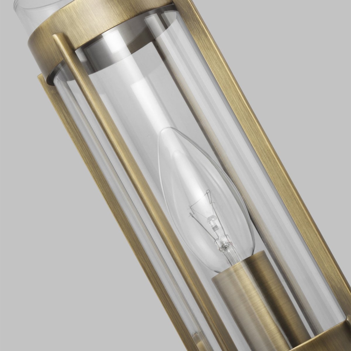 Applique murale Flynn - Laiton vieilli dans le temps by Visual Comfort Studio | Luminaires & cie