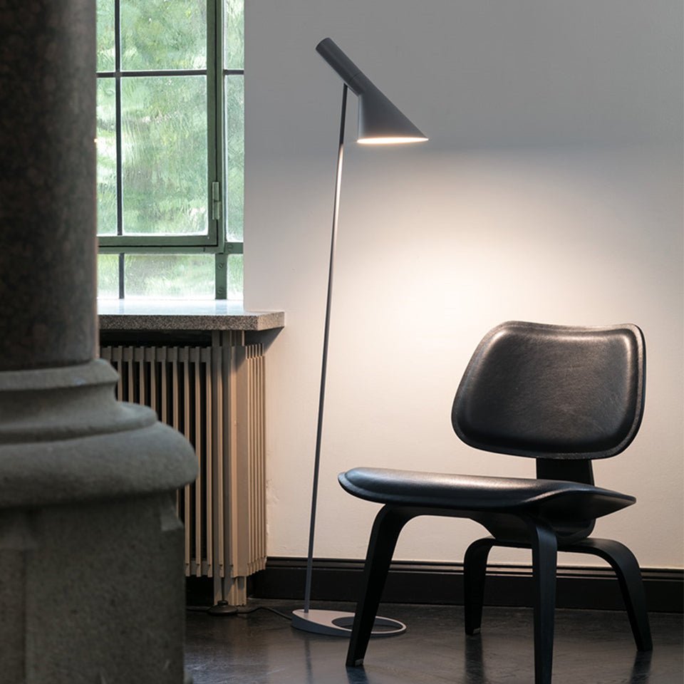 Lampe de plancher AJ - Acier inoxydable poli by Louis Poulsen | Luminaires & cie