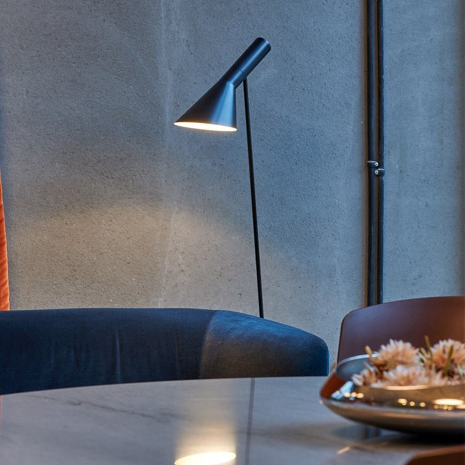 Lampe de plancher AJ - Acier inoxydable poli by Louis Poulsen | Luminaires & cie