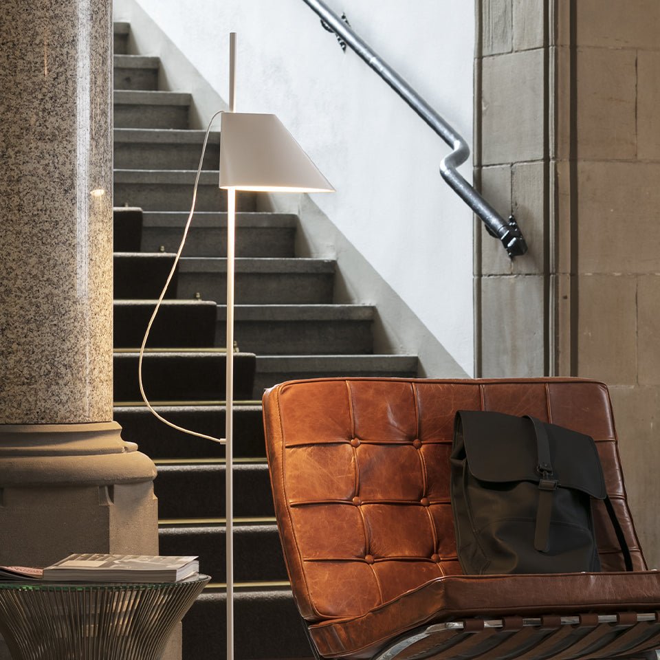 Lampe de plancher Yuh - Laiton/Blanc by Louis Poulsen | Luminaires & cie