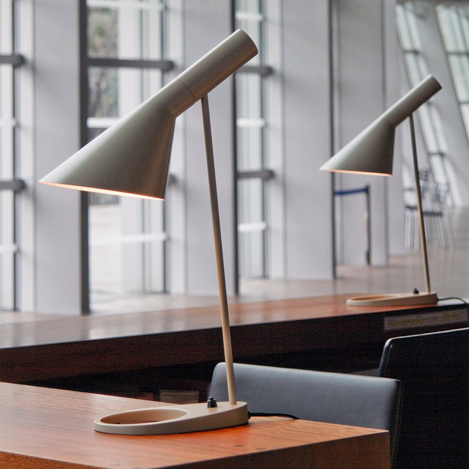 Lampe de table AJ - Acier inoxydable poli by Louis Poulsen | Luminaires & cie