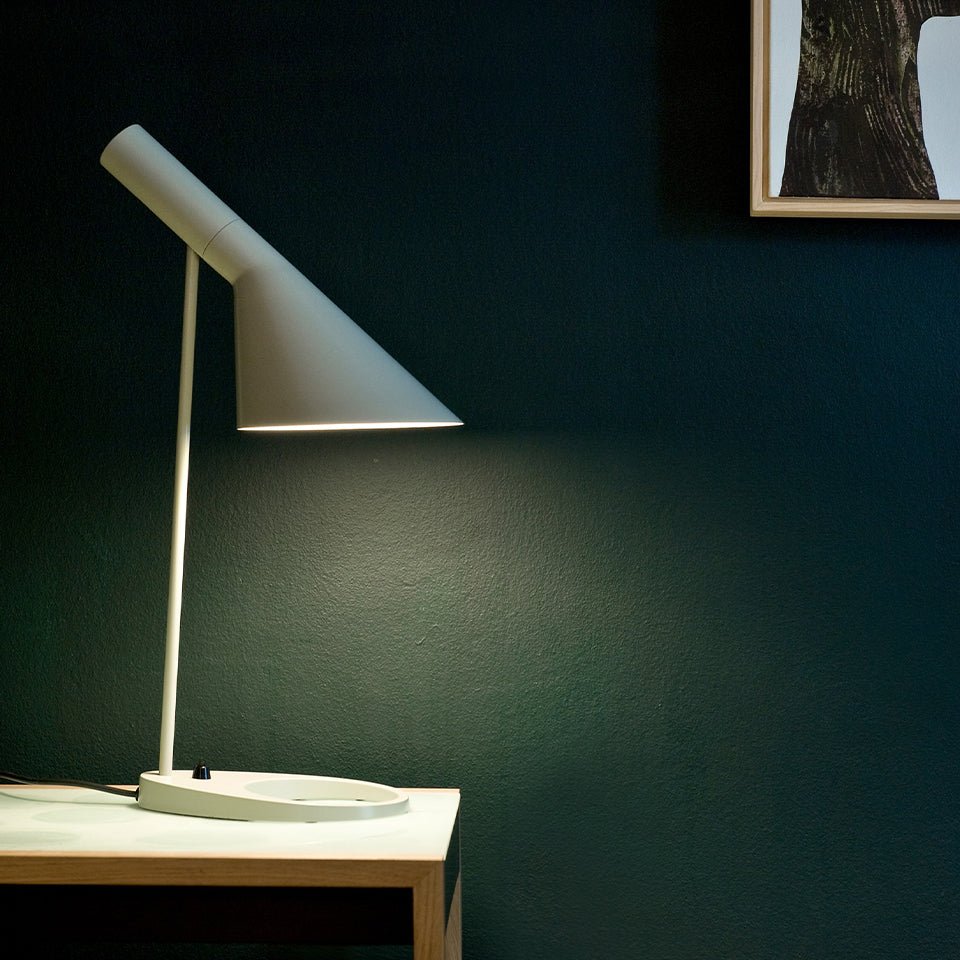 Lampe de table AJ - Acier inoxydable poli by Louis Poulsen | Luminaires & cie