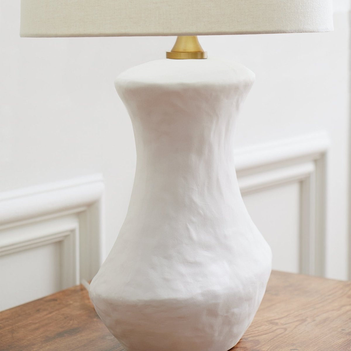 Lampe de table Bone - Céramique noire rugueuse by Visual Comfort Studio | Luminaires & cie