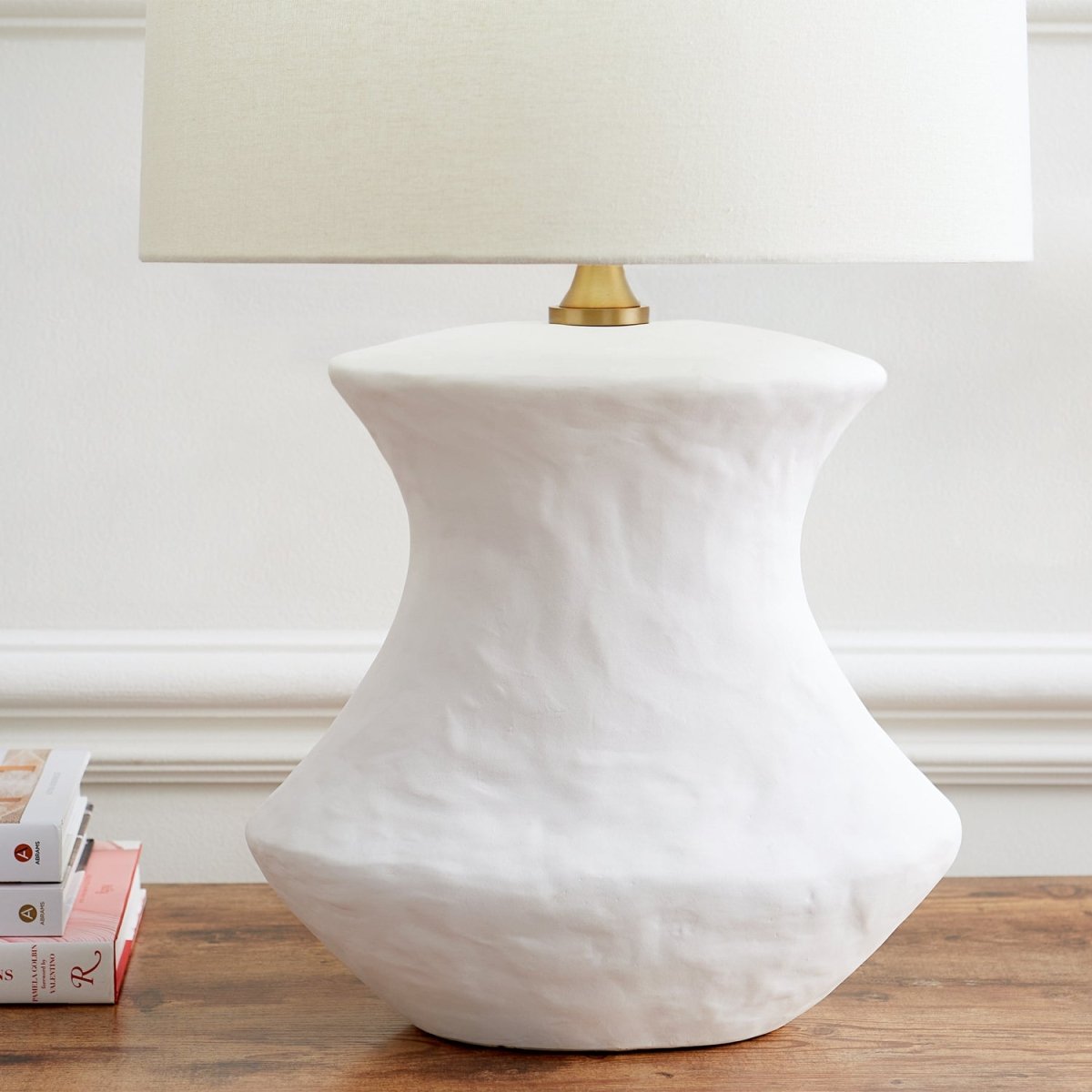Lampe de table Bone - Céramique noire rugueuse by Visual Comfort Studio | Luminaires & cie