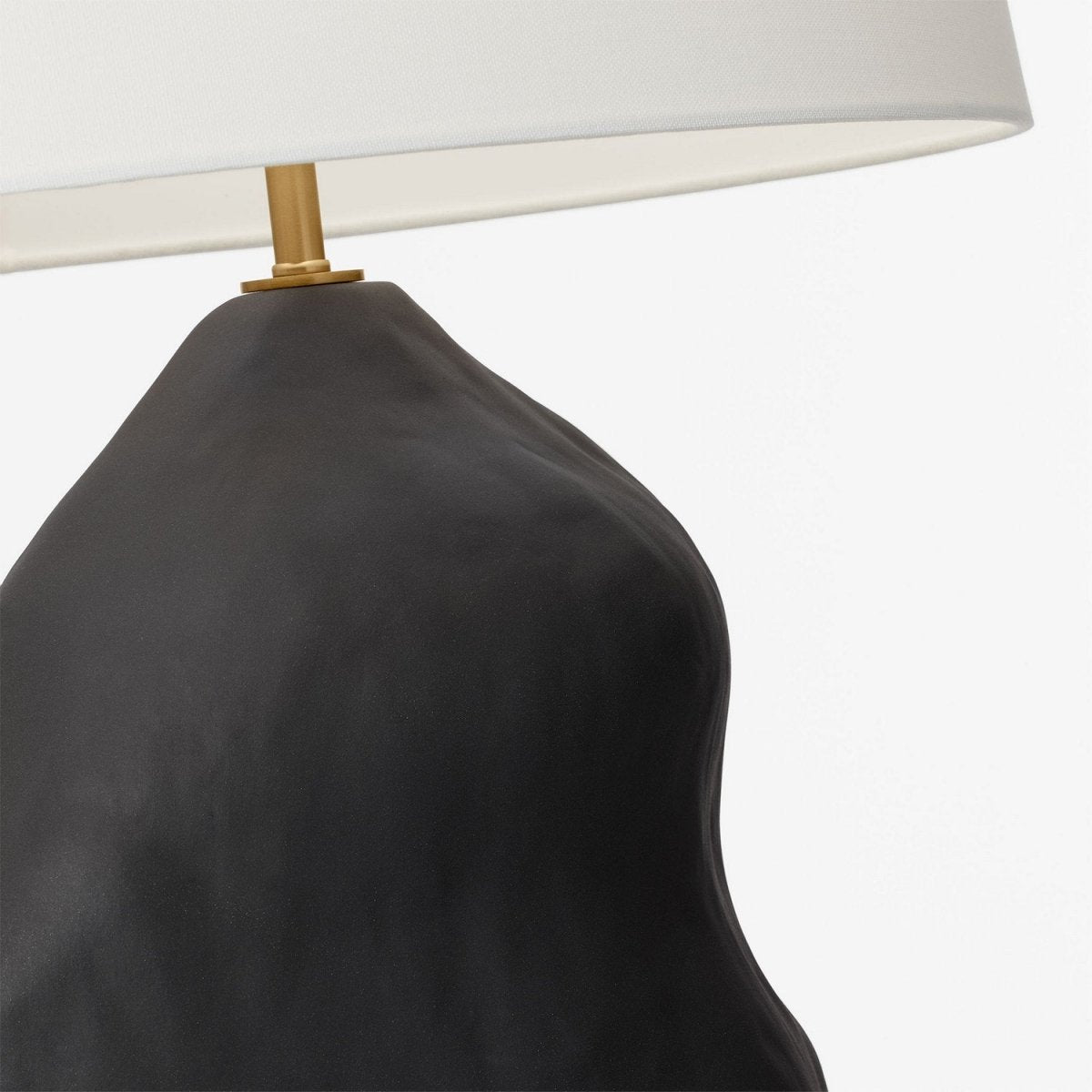 Lampe de table Broxton - Céramique noire rugueuse by Visual Comfort Studio | Luminaires & cie