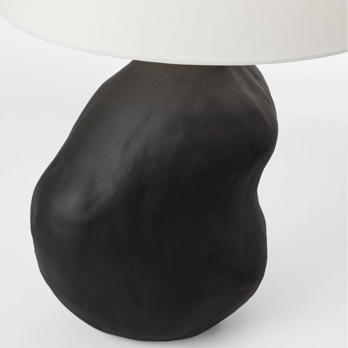 Lampe de table Broxton - Céramique noire rugueuse by Visual Comfort Studio | Luminaires & cie