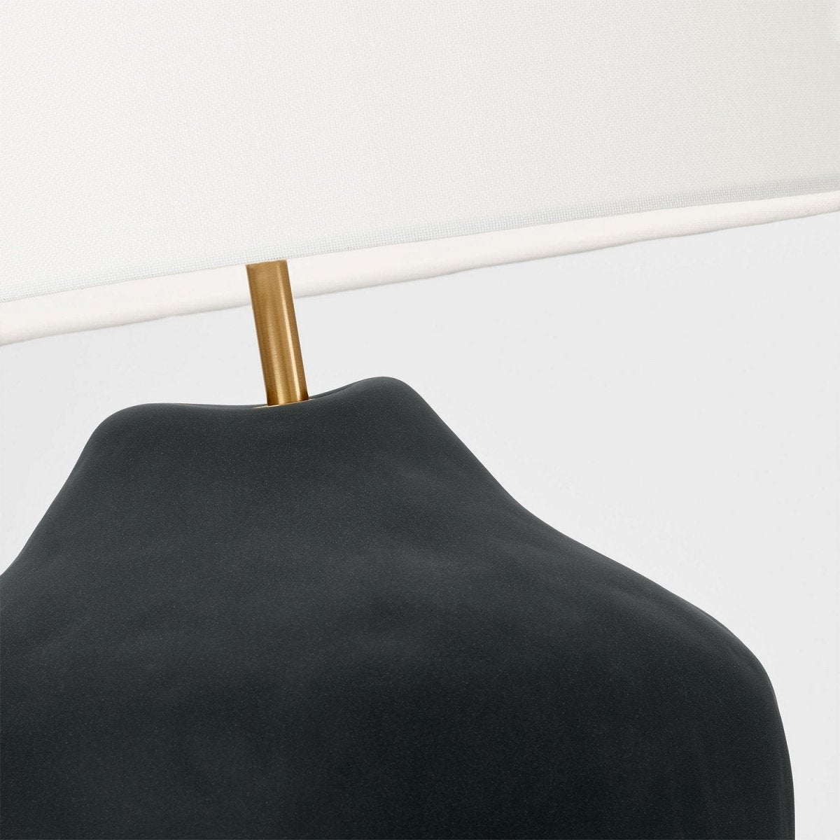 Lampe de table Cadley - Céramique noire rugueuse by Visual Comfort Studio | Luminaires & cie