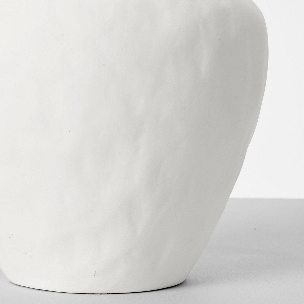 Lampe de table Cadley - Céramique noire rugueuse by Visual Comfort Studio | Luminaires & cie