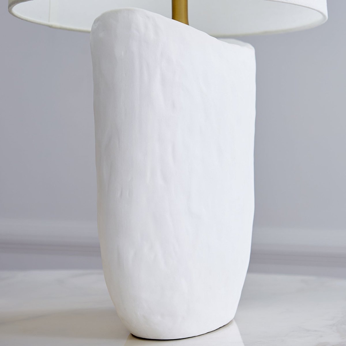 Lampe de table Cenotes - Céramique noire rugueuse by Visual Comfort Studio | Luminaires & cie