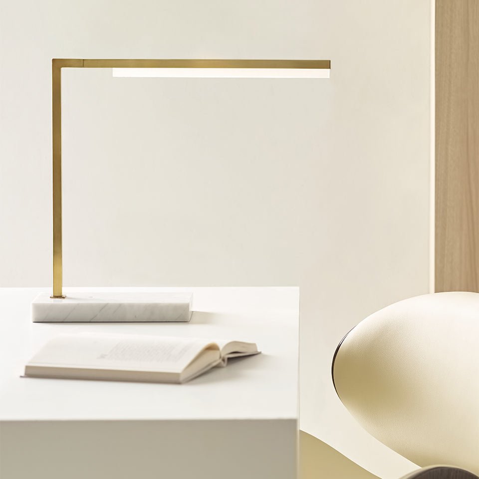 Lampe de table Klee - Laiton Naturel/Marbre Blanc by Tech Lighting | Luminaires & cie