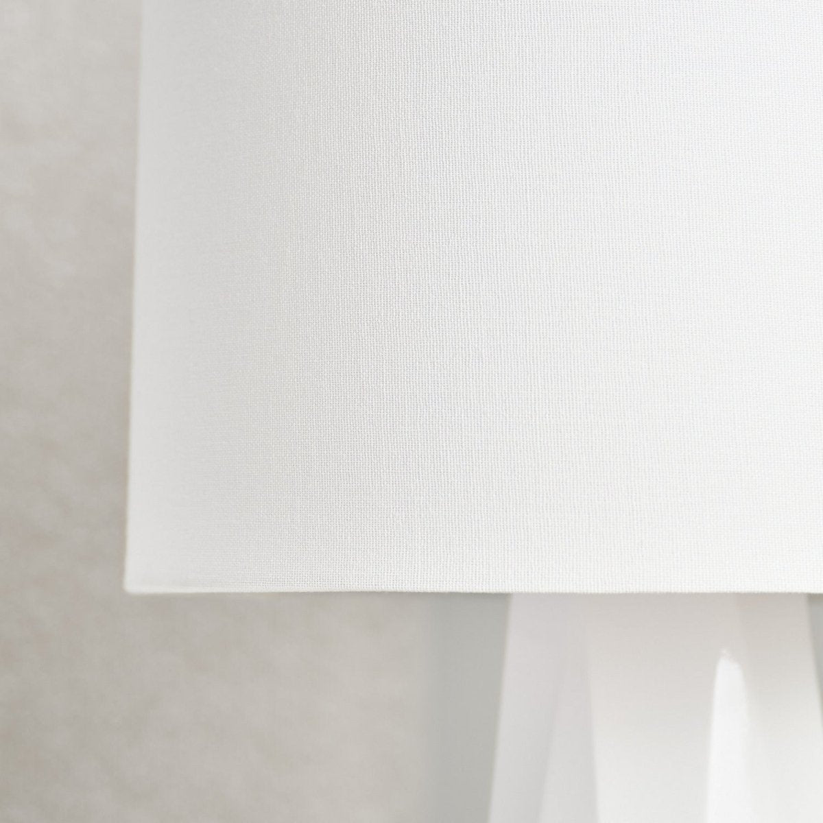 Lampe de table Moresby - Blanc brillant by Visual Comfort Studio | Luminaires & cie