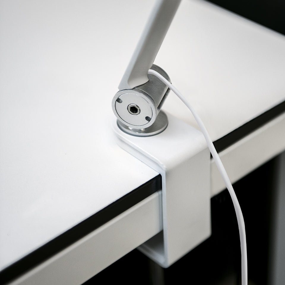 Lampe de table NJP - Gris aluminium pâle Vissable 2700K (Blanc Chaud) by Louis Poulsen | Luminaires & cie