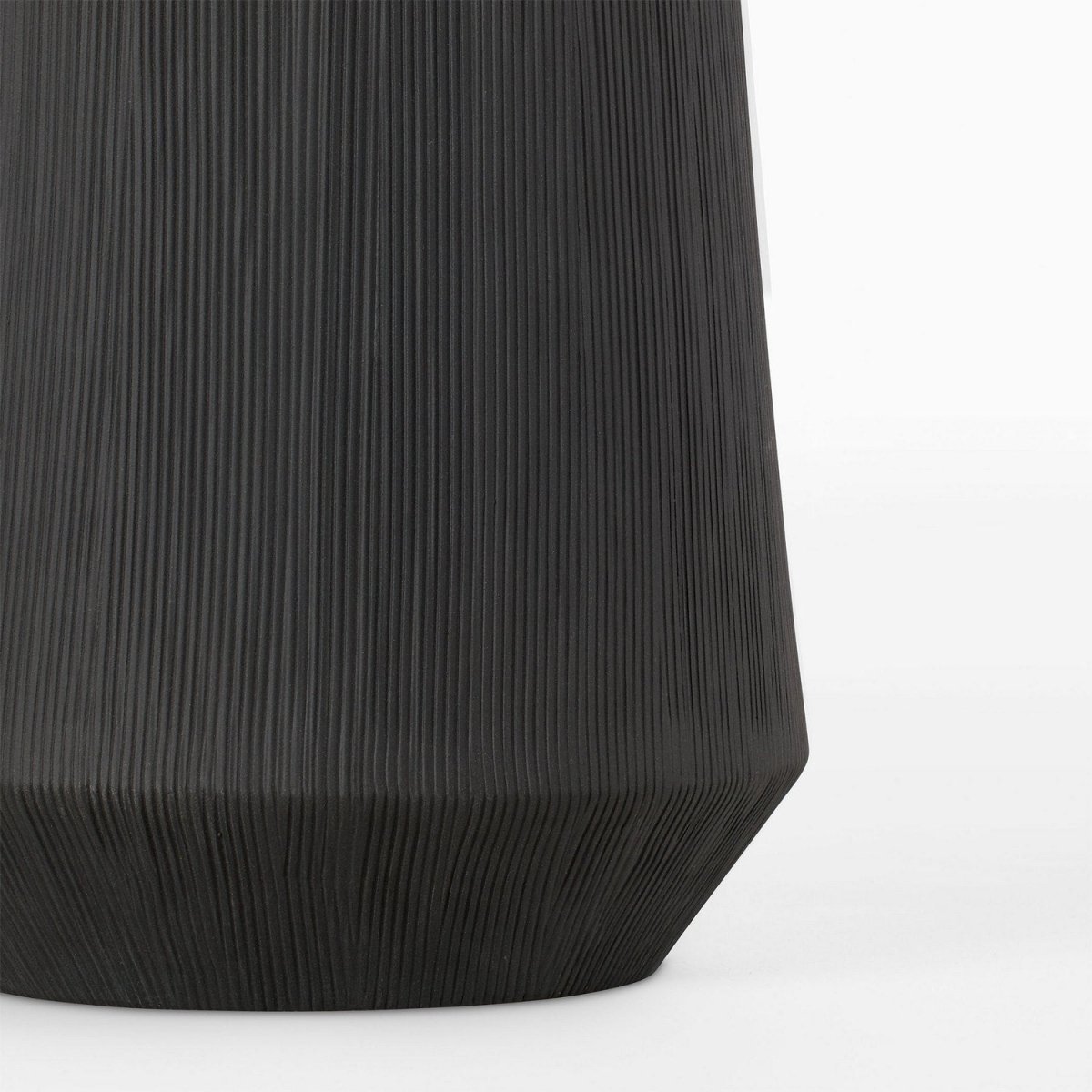 Lampe de table Panola - Céramique noire rugueuse by Visual Comfort Studio | Luminaires & cie