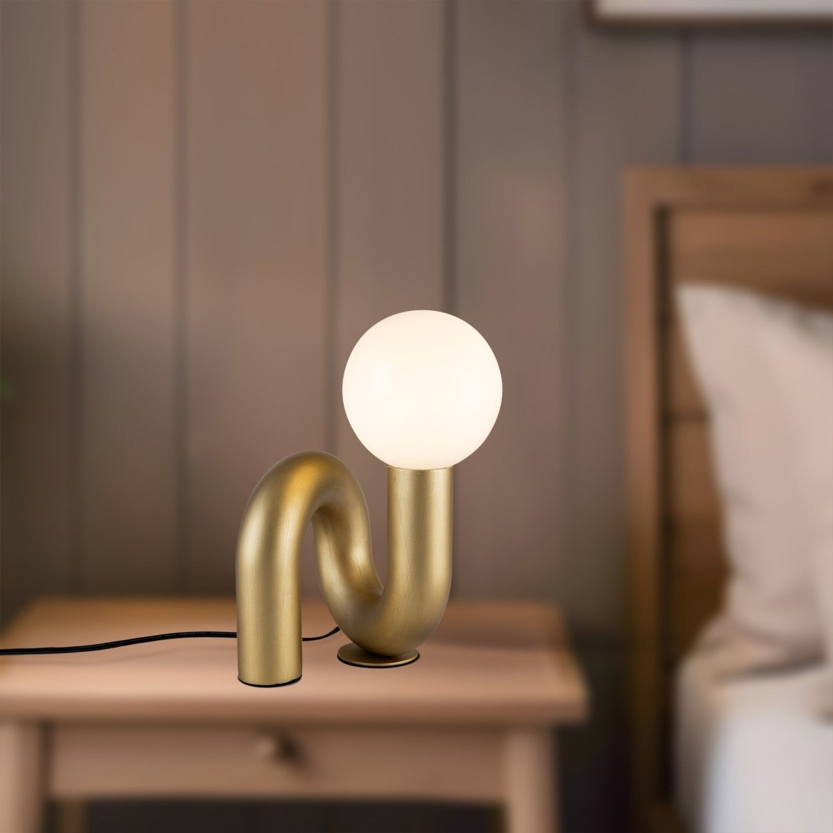 Lampe de table Sadie - Or brossé by Alora Lighting | Luminaires & cie