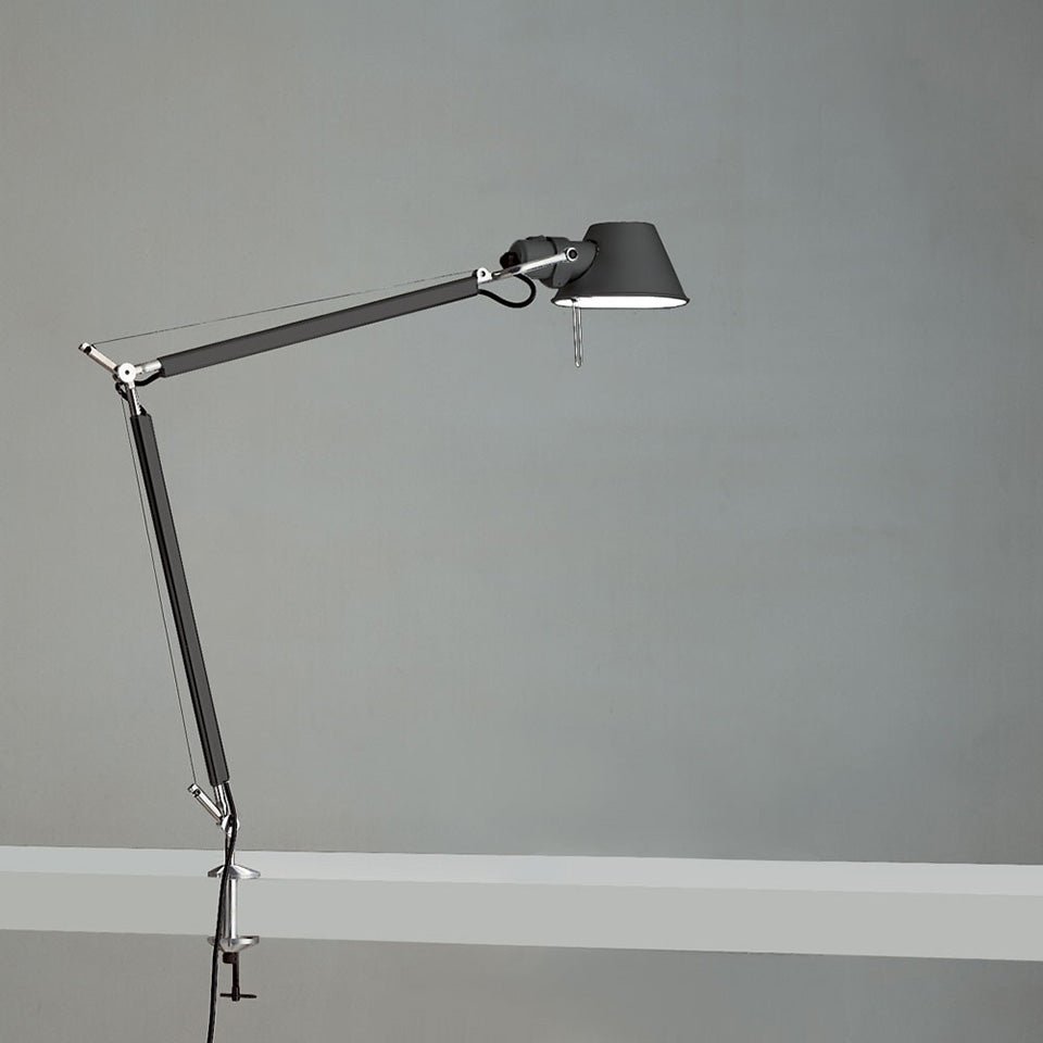 Lampe de table Tolomeo - Midi / avec Pince Gris anthracite DEL / 9W / 3000°K / Dimmable sur câble by Artemide | Luminaires & cie
