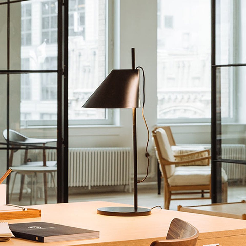 Lampe de table Yuh - Laiton/Blanc by Louis Poulsen | Luminaires & cie