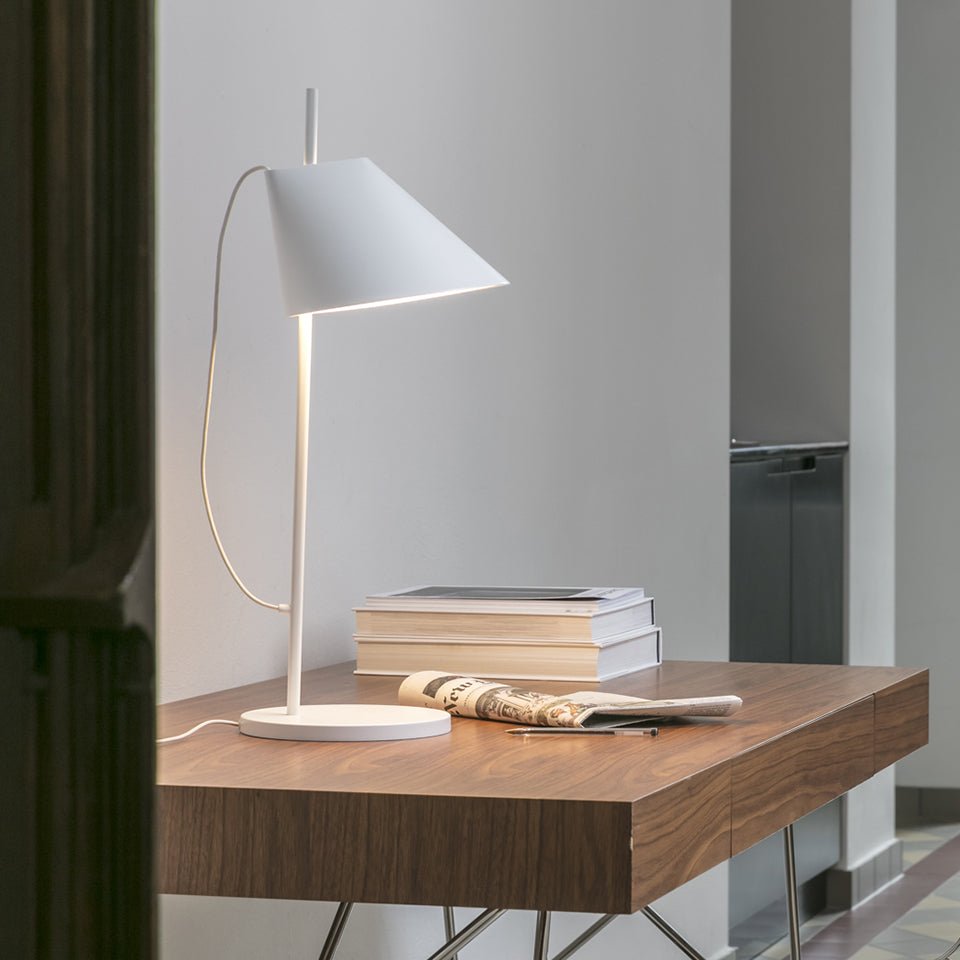 Lampe de table Yuh - Laiton/Blanc by Louis Poulsen | Luminaires & cie