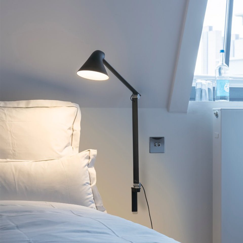 Lampe murale NJP Long - Noir 2700K (Blanc Chaud) by Louis Poulsen | Luminaires & cie