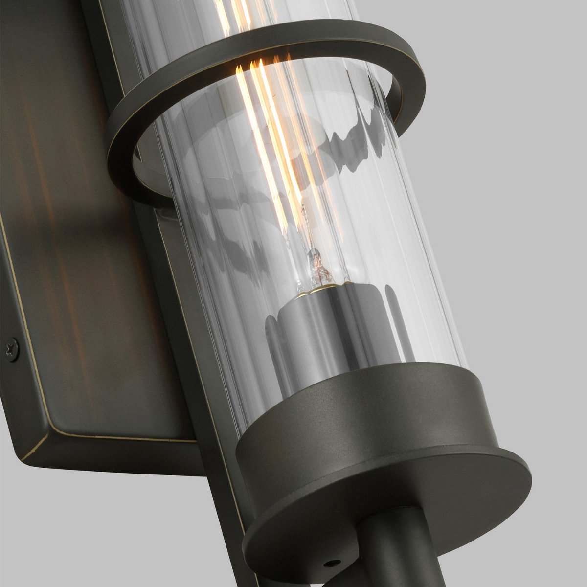 Lanterne murale extérieure Alcona - Bronze antique 24" by Visual Comfort Studio | Luminaires & cie