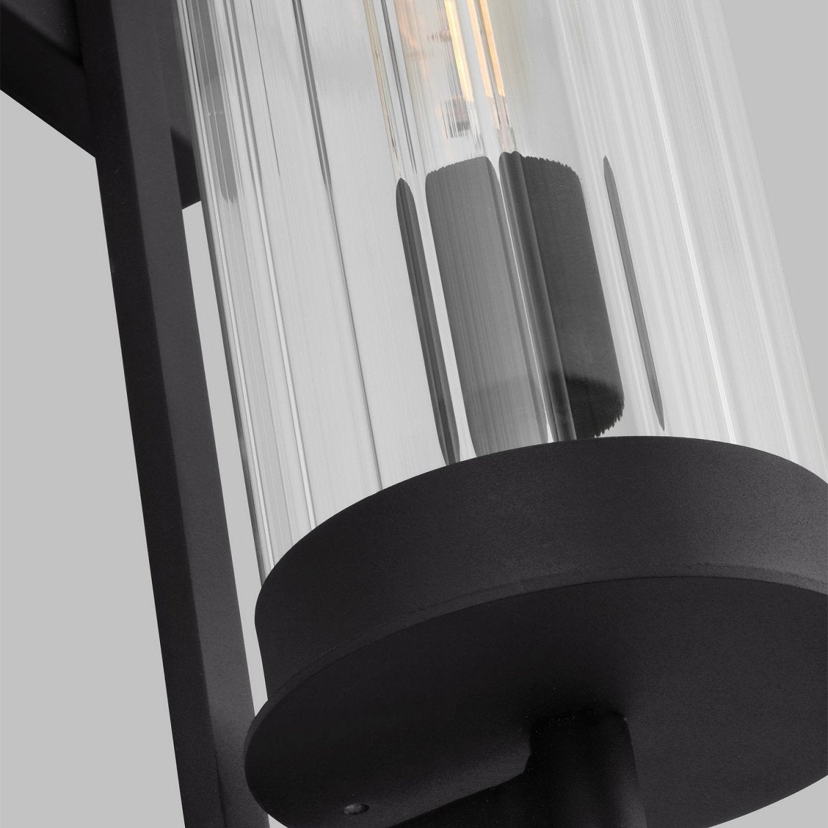 Lanterne murale extérieure Alcona - Bronze antique 24" by Visual Comfort Studio | Luminaires & cie