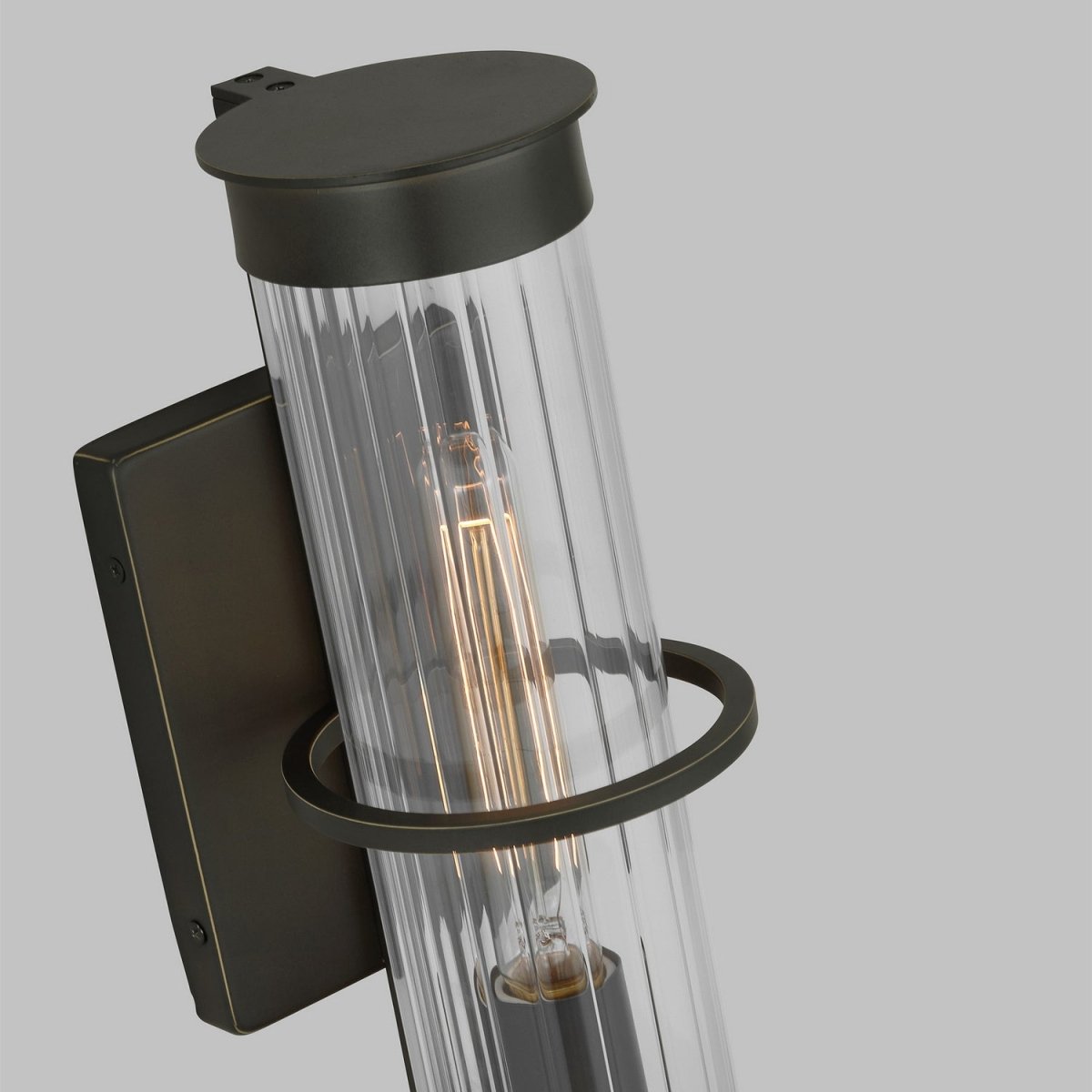 Lanterne murale extérieure Alcona - Bronze antique 24" by Visual Comfort Studio | Luminaires & cie