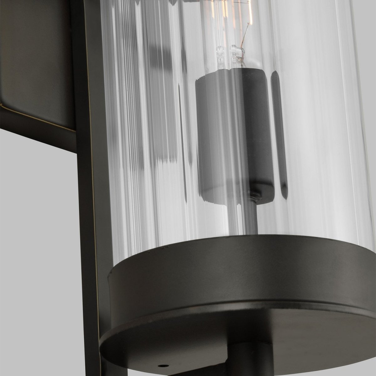 Lanterne murale extérieure Alcona - Bronze antique 24" by Visual Comfort Studio | Luminaires & cie