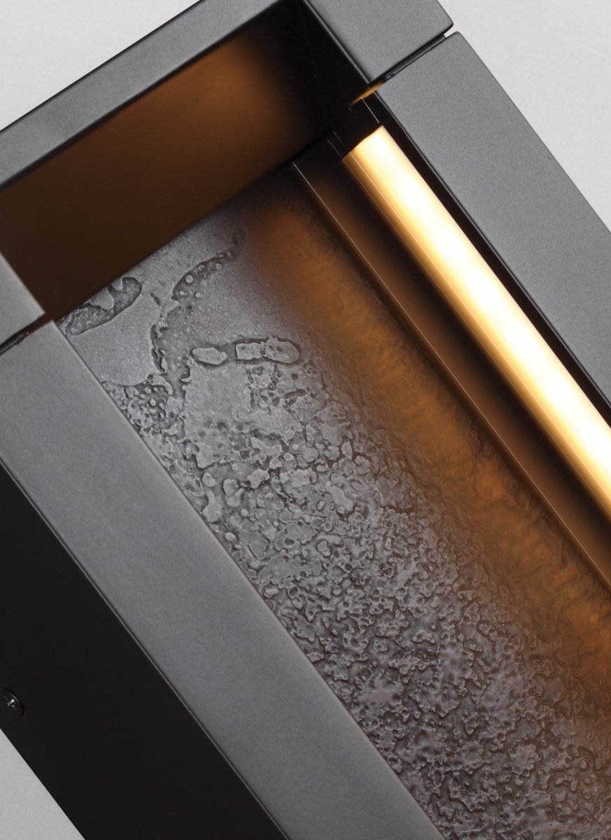 Lanterne murale extérieure Mattix - 36 1/2" by Visual Comfort Studio | Luminaires & cie