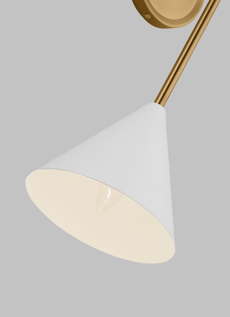 Luminaire de vanité Cosmo - Matte blanc et laiton brûlé 30" by Visual Comfort Studio | Luminaires & cie