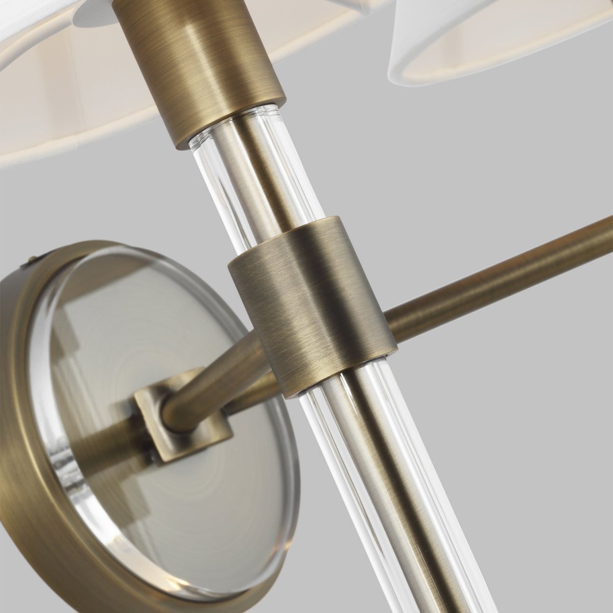 Luminaire de vanité Robert - Laiton vieilli dans le temps 9" by Visual Comfort Studio | Luminaires & cie