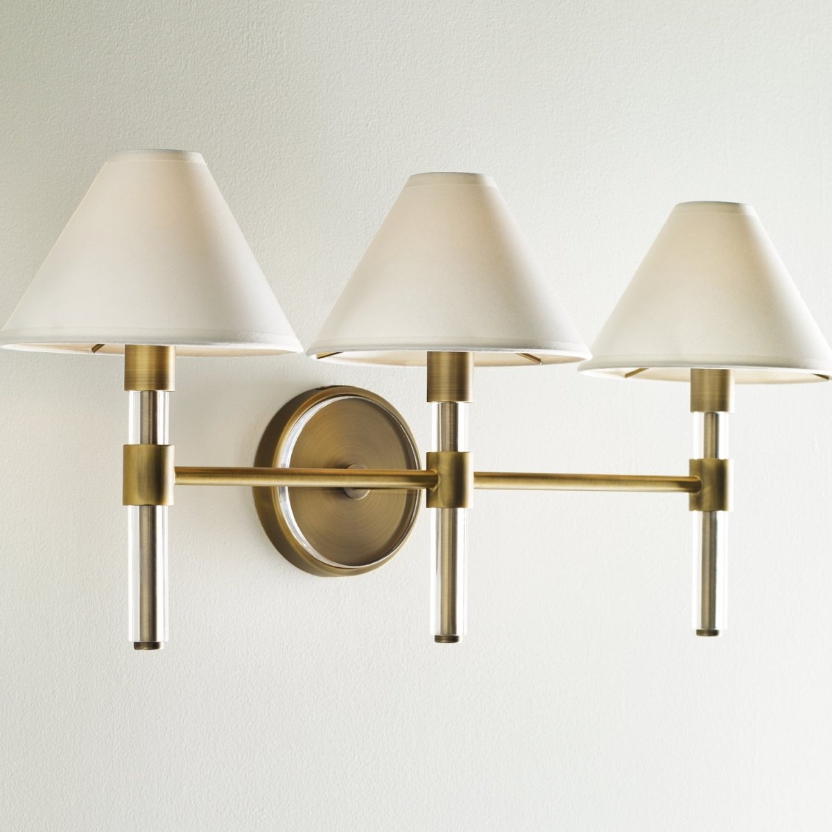 Luminaire de vanité Robert - Laiton vieilli dans le temps 9" by Visual Comfort Studio | Luminaires & cie