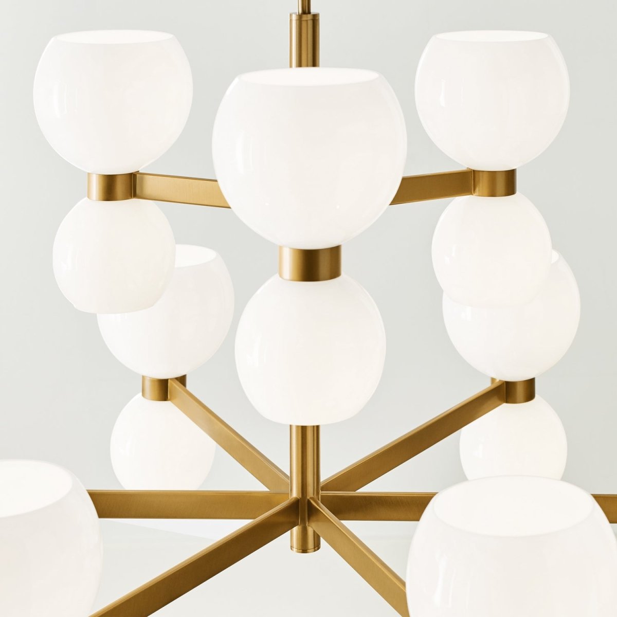Lustre Londyn - Laiton bruni avec verre opalin blanc 12 by Visual Comfort Studio | Luminaires & cie