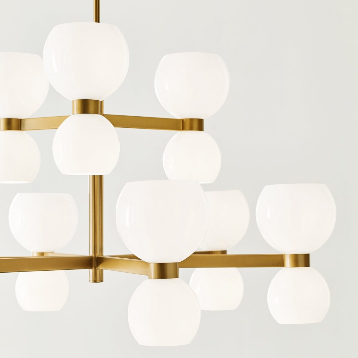 Lustre Londyn - Laiton bruni avec verre opalin blanc 12 by Visual Comfort Studio | Luminaires & cie