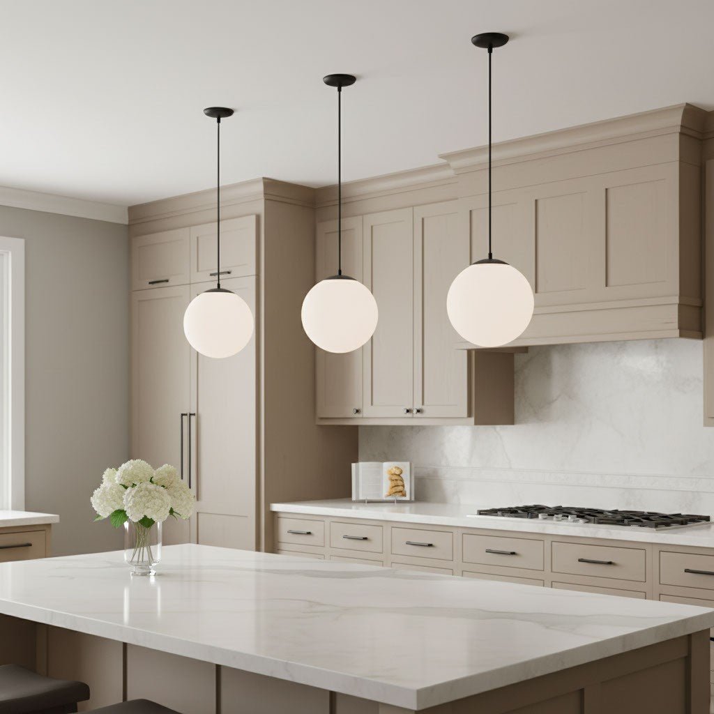 Mini-suspension Leo - Hanging Globe - Satin Brass Clear Seeded 14 by Visual Comfort Studio | Luminaires & cie