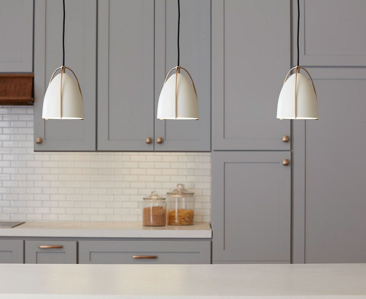 Mini-suspension Norman - Laiton satiné Blanc mat by Visual Comfort Studio | Luminaires & cie