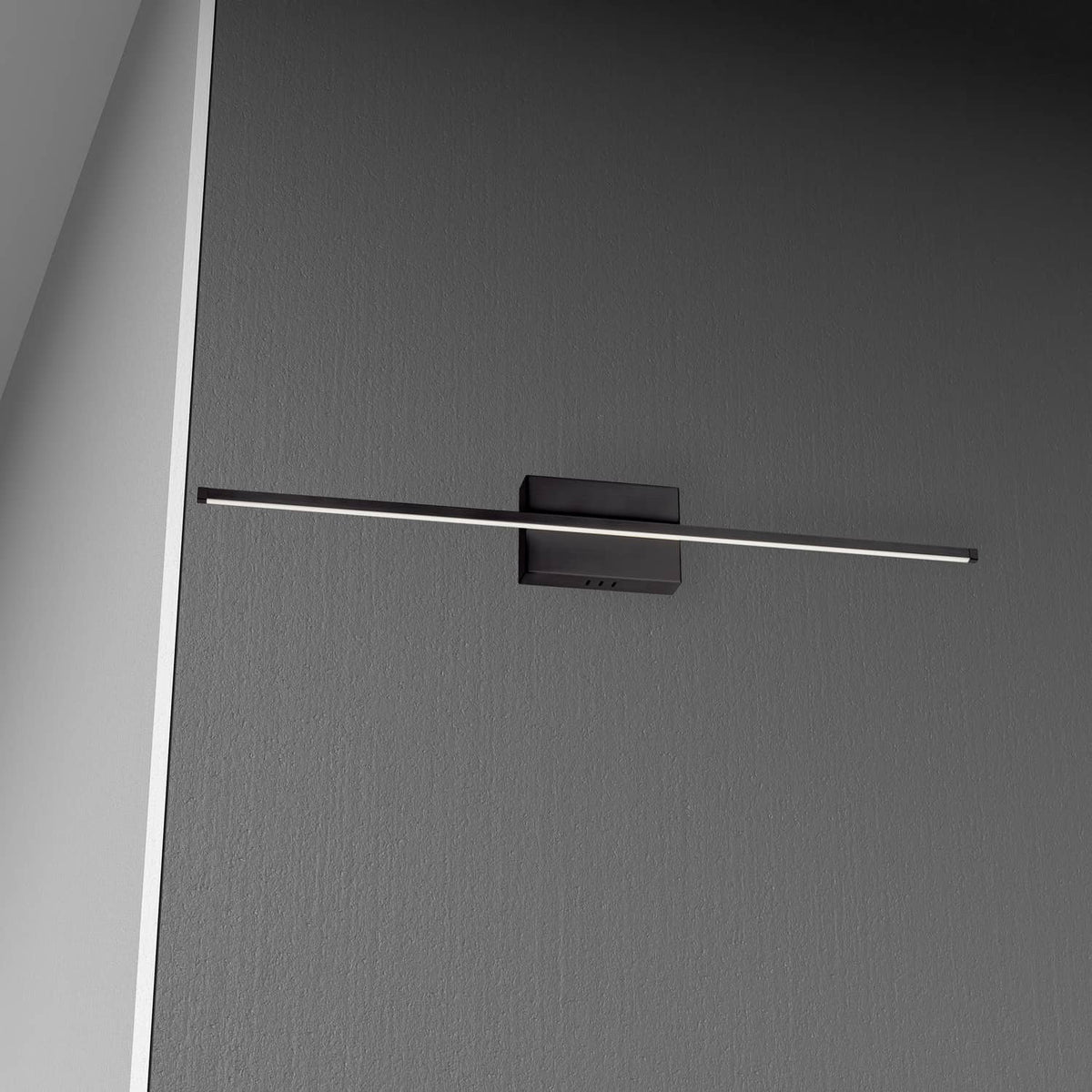 Barre d'éclairage de salle de bain Array 36", Noir / Noir mat – vue 2