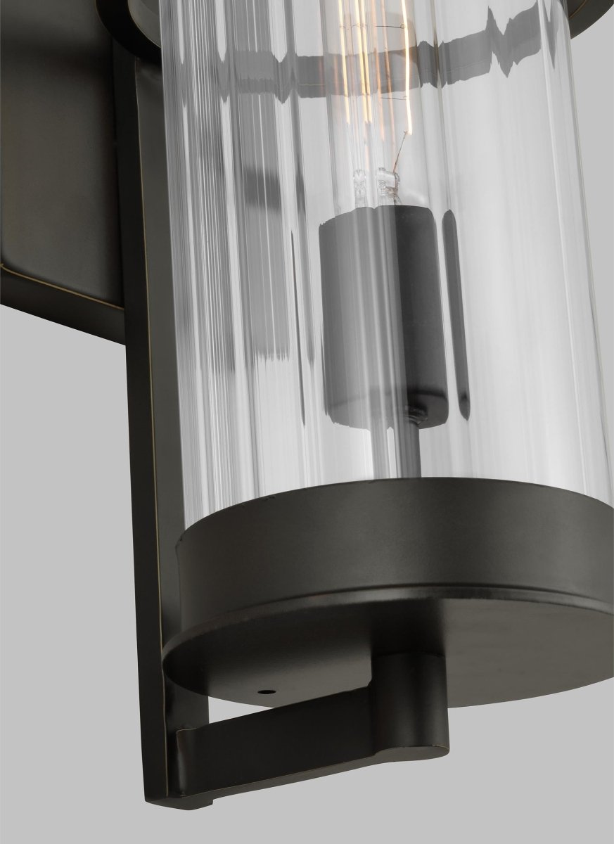 Murale extérieure Alcona - Bronze antique 6 1/8" 18" by Visual Comfort Studio | Luminaires & cie