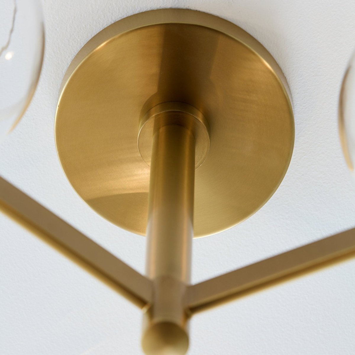 Semi-plafonnier Londyn - Laiton bruni avec verre opalin blanc by Visual Comfort Studio | Luminaires & cie