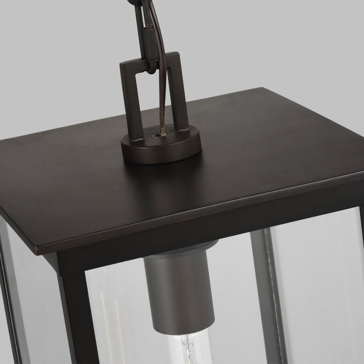 Suspension extérieure Freeport - 19.5 by Visual Comfort Studio | Luminaires & cie