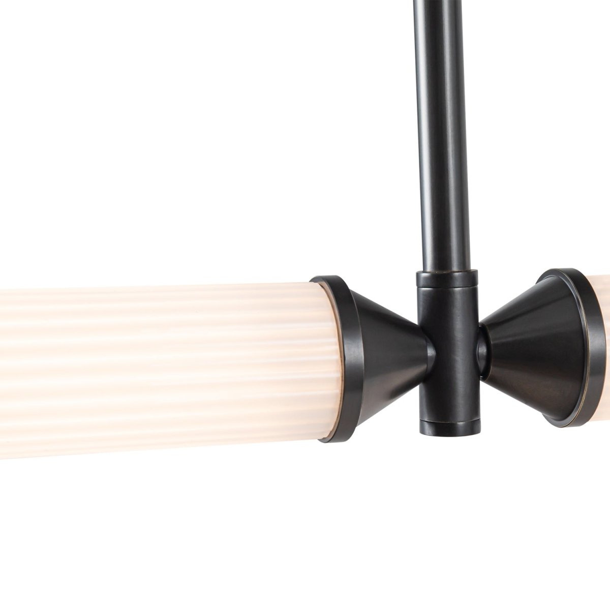 Suspension linéaire Edwin - Bronze urbain / verre côtelé givré by Alora Lighting | Luminaires & cie