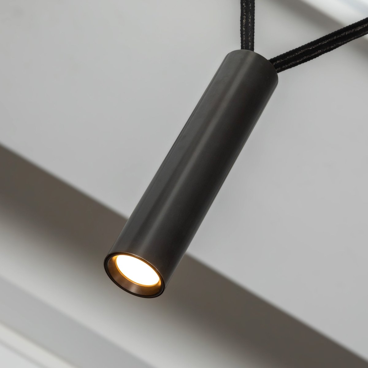 Suspension linéaire Mason - Bronze urbain by Kuzco Lighting | Luminaires & cie