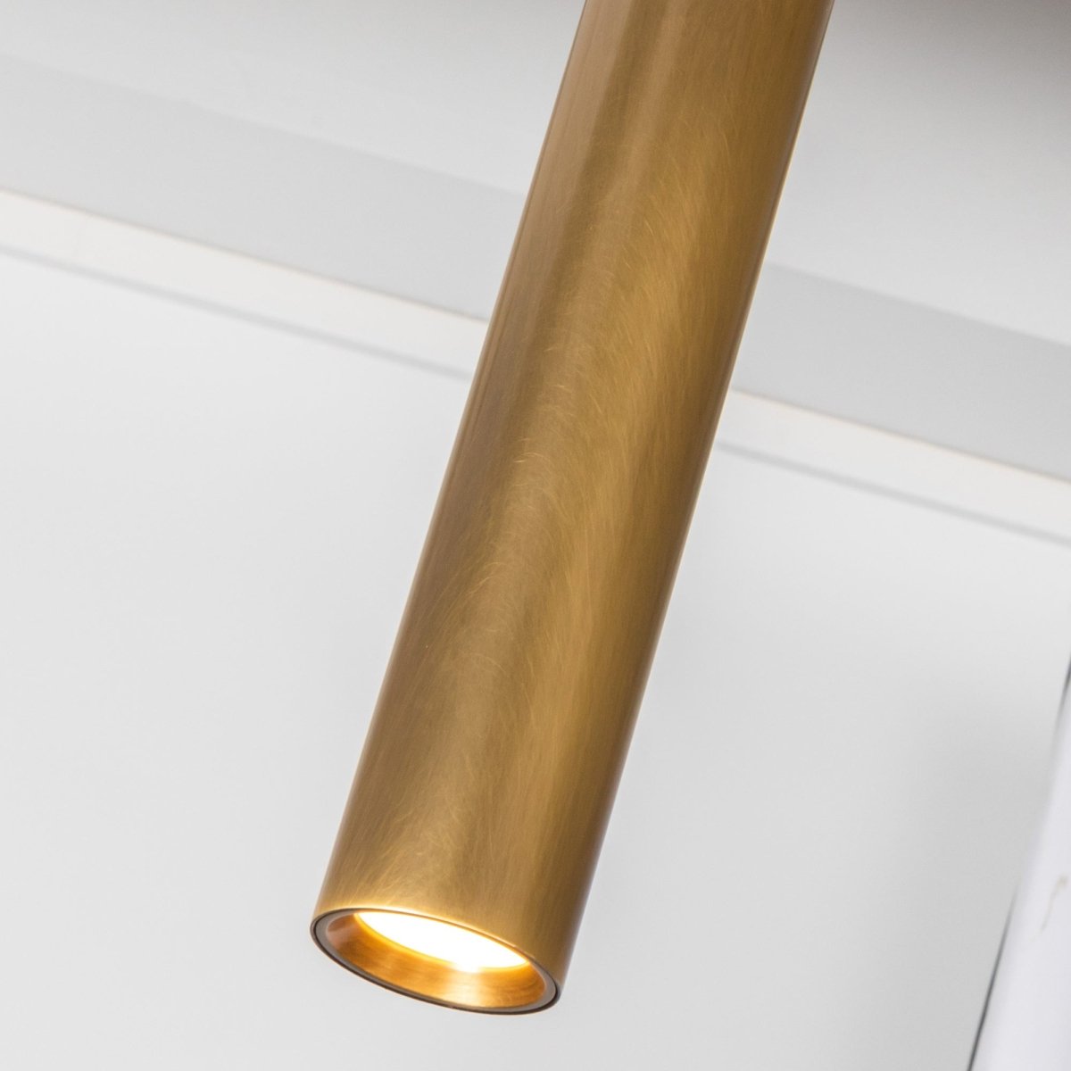 Suspension linéaire Mason - Laiton vintage by Kuzco Lighting | Luminaires & cie