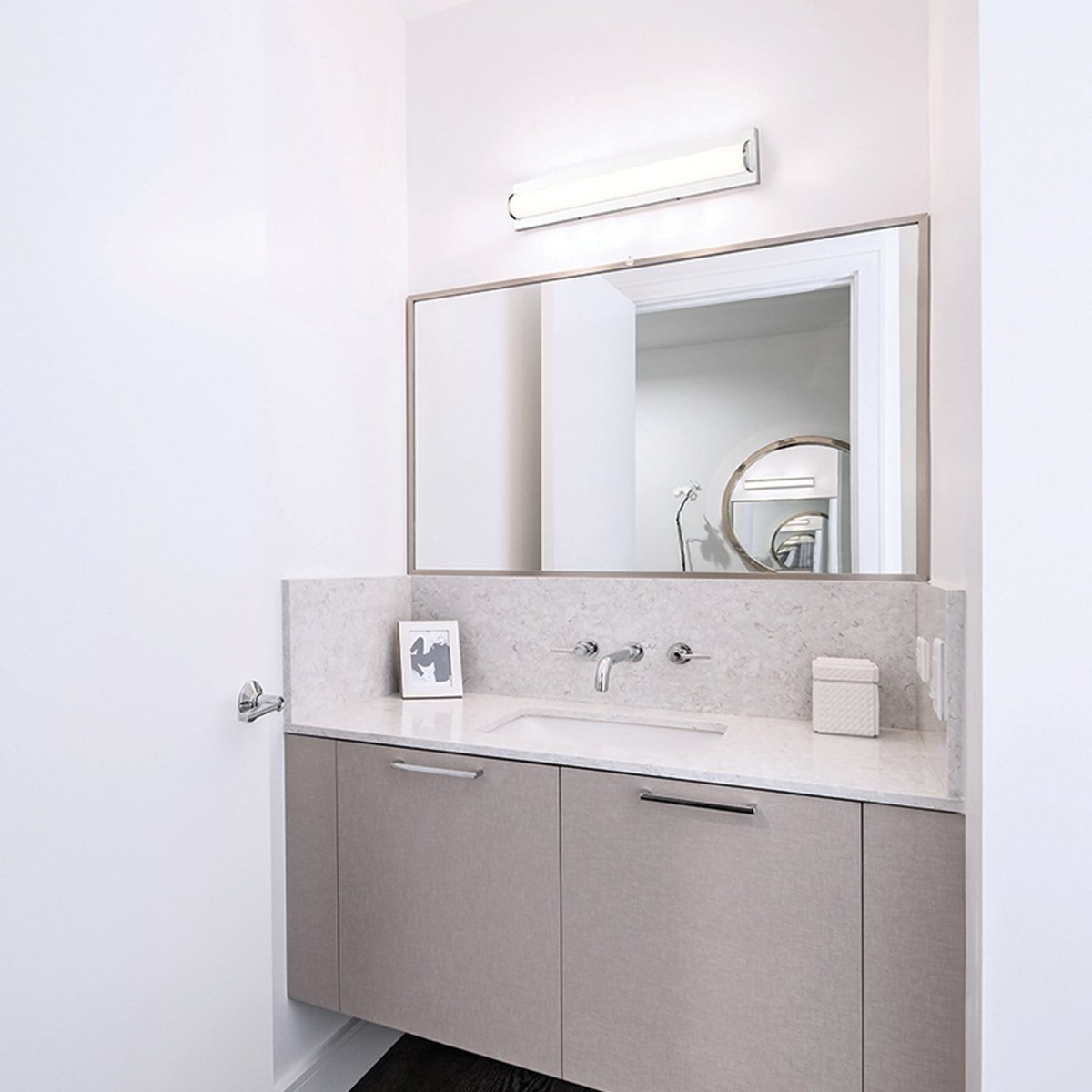 Murale de salle de bain Psyra - Noir 24" by Matteo Lighting | Luminaires & cie