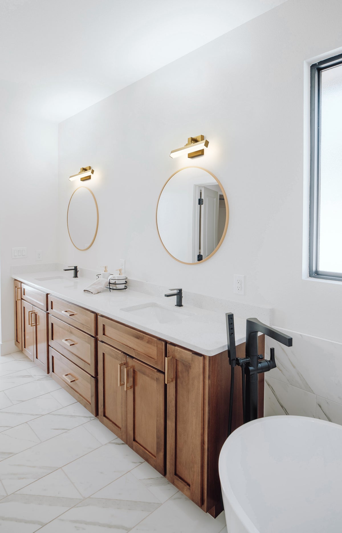 Barre d'éclairage de salle de bain Liam Or moderne, 13" – vue 3