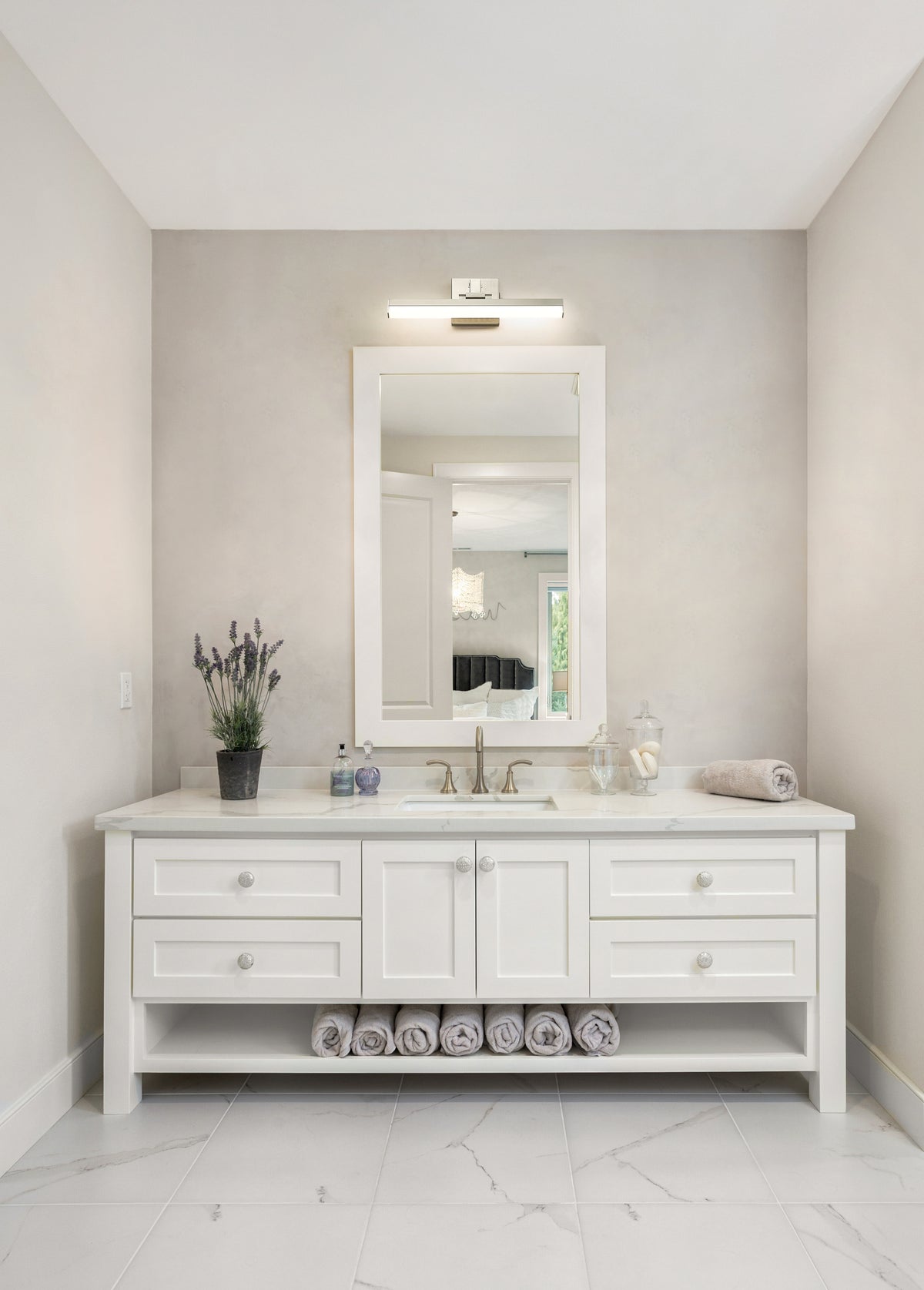 Barre d'éclairage de salle de bain Liam Nickel brossé, 18" – vue 3