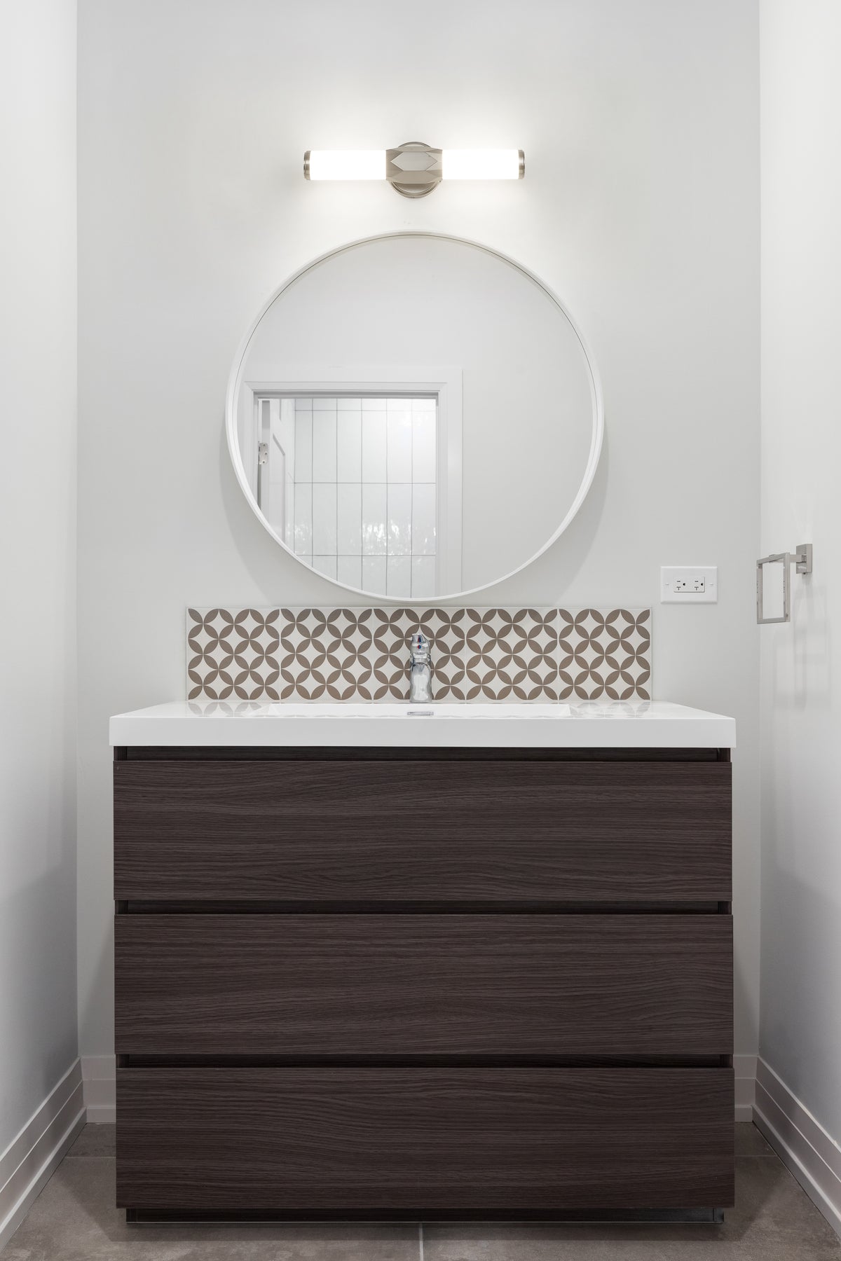 Barre d'éclairage de salle de bain Cooper Nickel brossé, 18" – vue 2