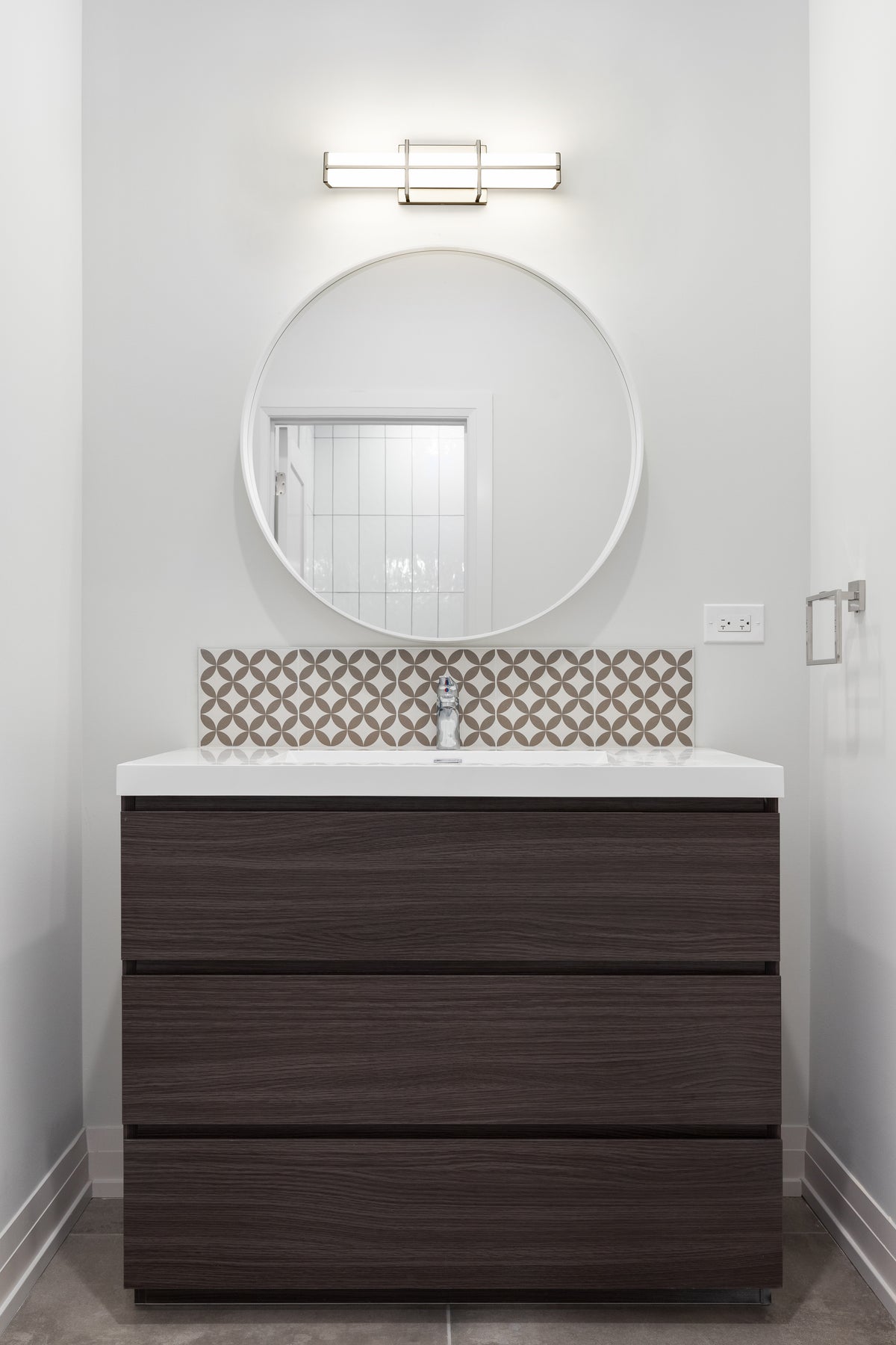 Barre d'éclairage de salle de bain Harrison Nickel brossé, 18" – vue 2