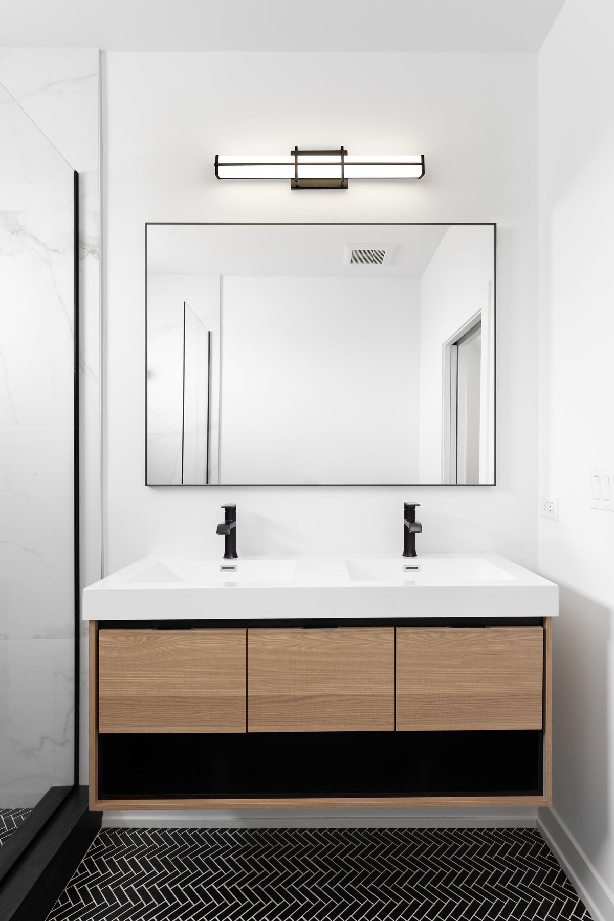 Barre d'éclairage de salle de bain Harrison Noir mat, 25" – vue 3